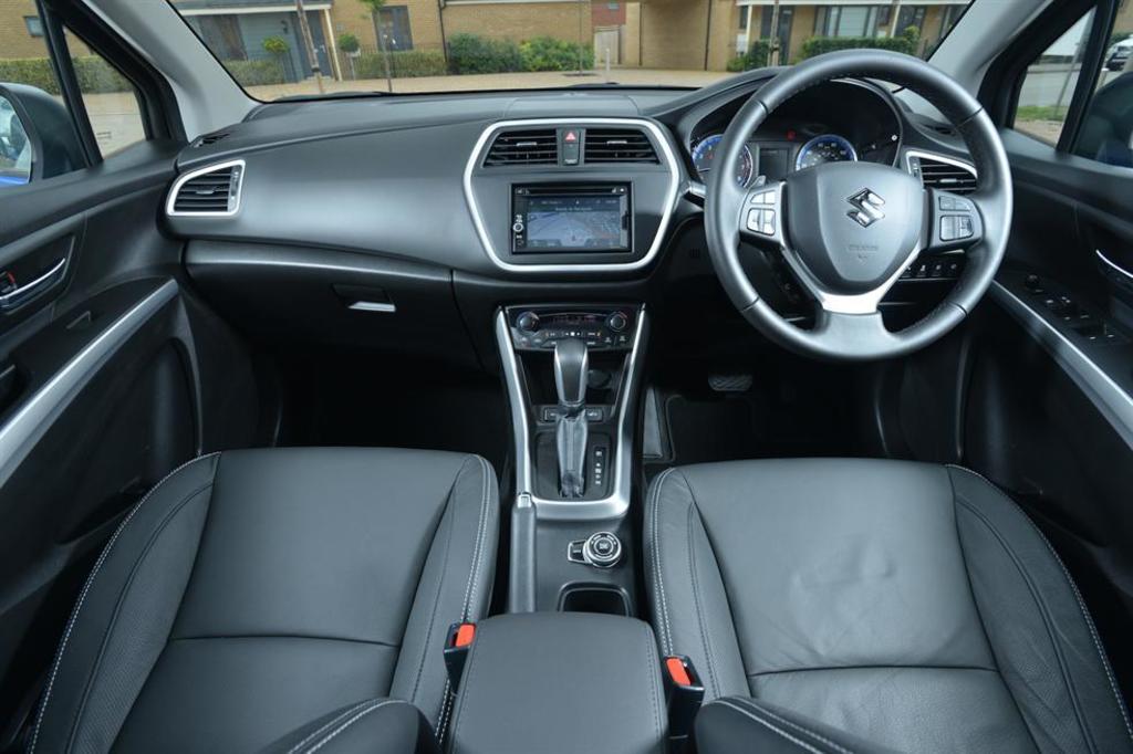 interior S-Cross cu navigatie