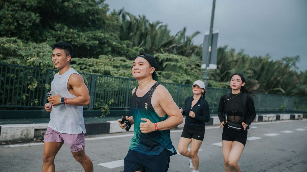 Nhóm runner chạy bộ trên đường phố TP.HCM cùng cộng đồng Fox Run tại Active Fox