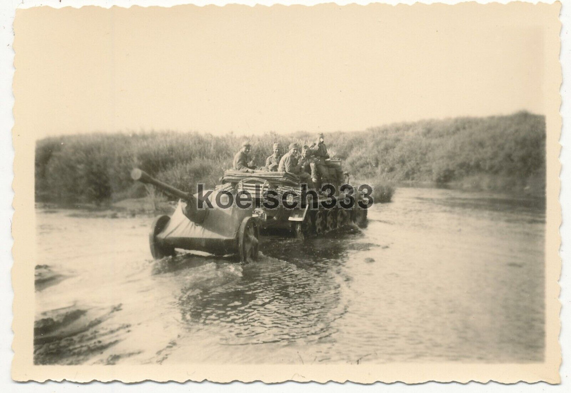 Foto Panzerjäger durchqueren mit Panzer Halbkette und PaK Geschütz einen Fluss