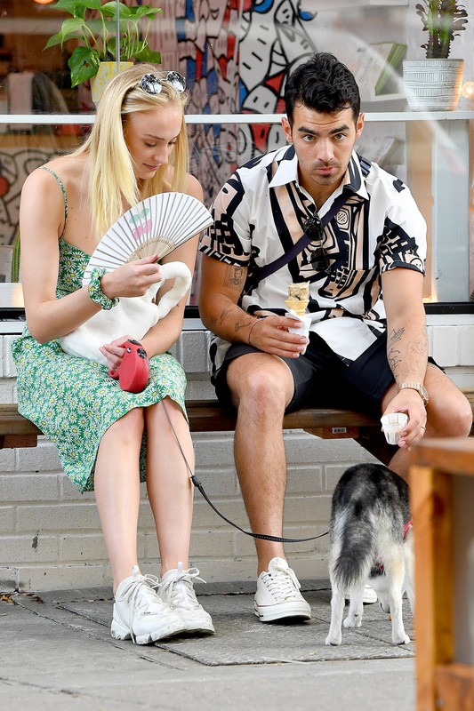 sophie-turner-and-joe-jonas-out-with-their-dog-in-mccarren-park