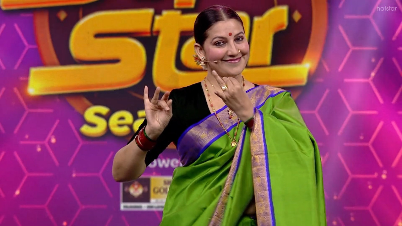 Bhavana Ramana Sexy navel slips in green saree-uploaded.mp4_snapshot_00.00.599