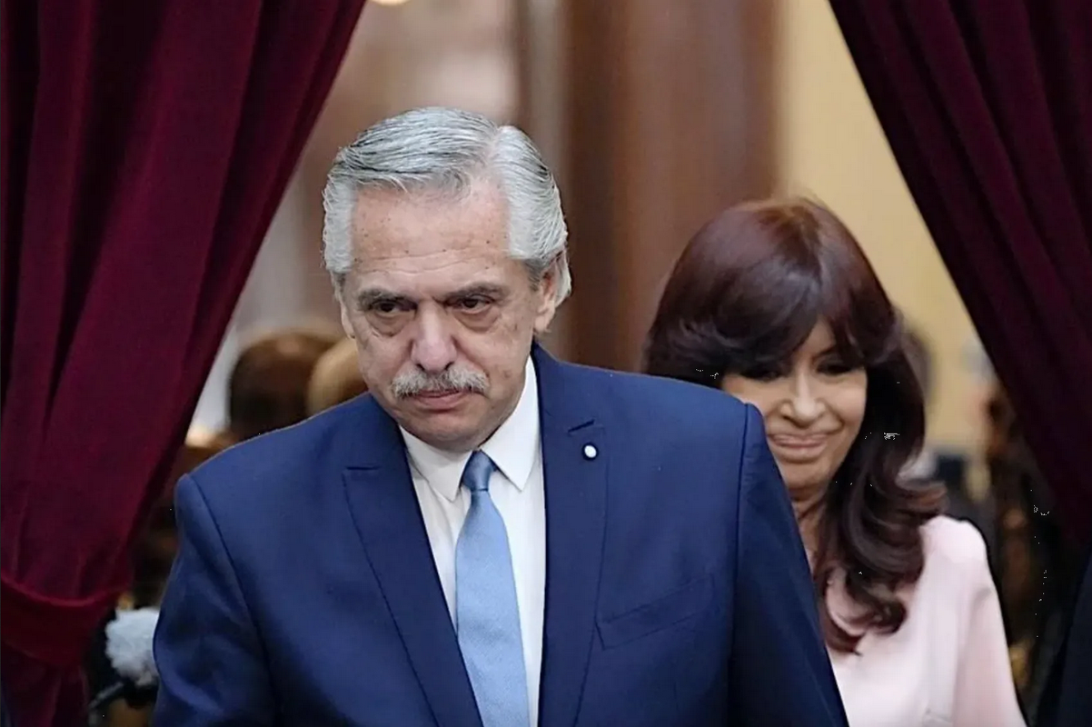 Ordenan inhibición de bienes al expresidente Alberto Fernández