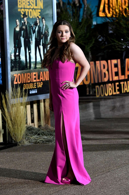 Abigail-Breslin-Feet-4556200