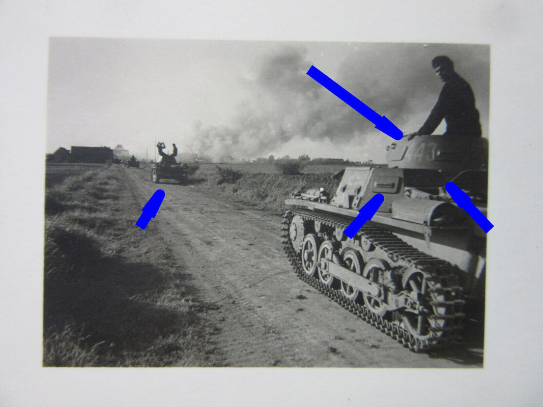 Foto Pz.Rgt.35 Panzer I Kolonne Frankreich Dorf Brände Kennung 443