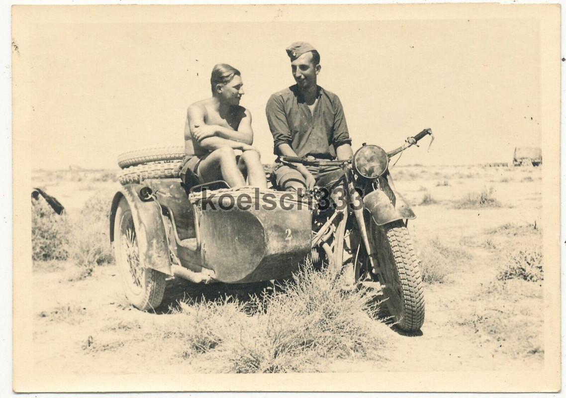 Foto Afrika Korps Soldaten mit BMW Motorrad in der Wüste DAK 21. Panzer Division.