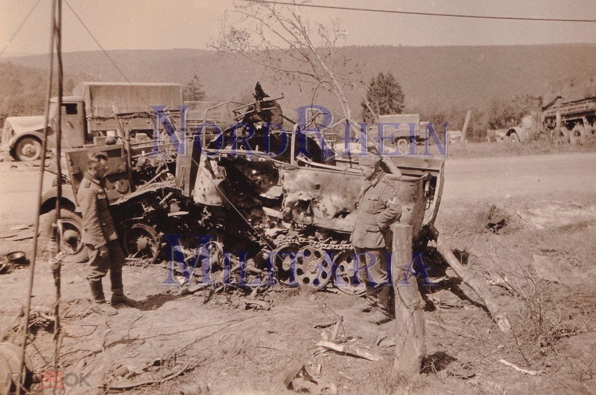 Уничтоженный полугусеничный тягач Sd.Kfz.11. Восточный фронт.