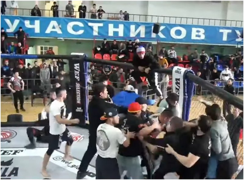 Масов бой на ММА събитие в Русия