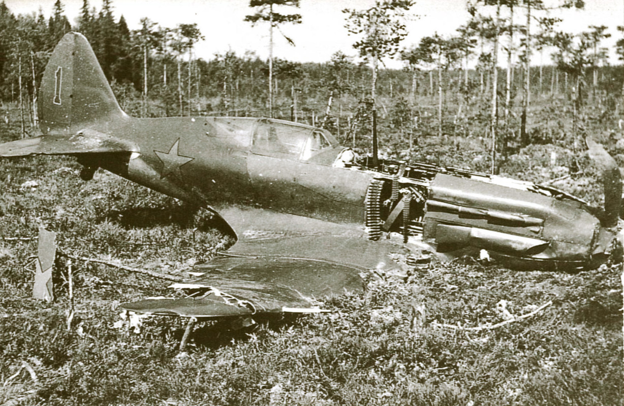 Mikoyan-Gurevich-MiG-3-Baltic-Fleet-Lt-NM-Estyen-force-landed-sn-2171-after-being-hit-by-flak-Utti-F