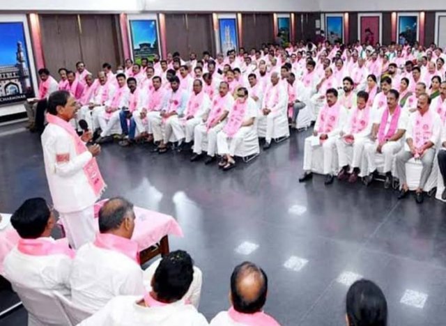 బీఆర్ఎస్ హ్యాట్రిక్ విజయాలు నమోదు చేస్తుంది : కేసీఆర్! బీఆర్ఎస్ హ్యాట్రిక్ విజయాలు నమోదు చేస్తుంది : కేసీఆర్!