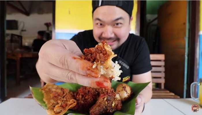 Nex Carlos saat mencicipi sajian kuliner di Ponggol Setan Asli Ibu Kusniroh, Tegal, Jawa Tengah.
