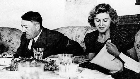 Los tortolitos comparten una cena. Hitler, con un plato vegetariano, como siempre