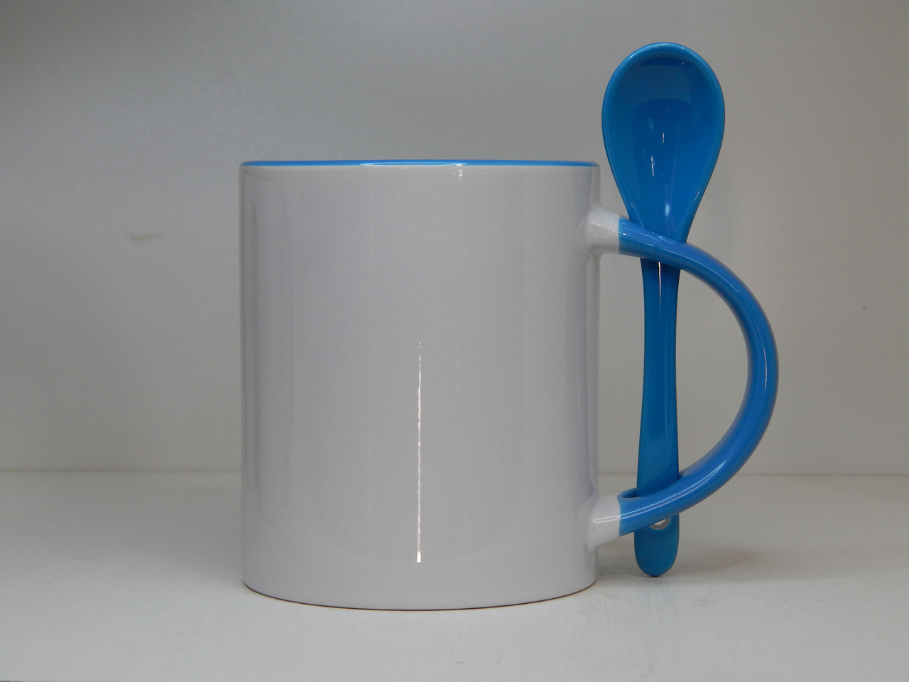 Caneca com interior colorido com colher colorida