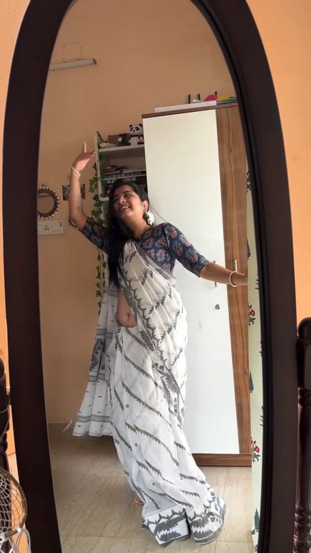 beautiful bengali lady sexy navel while dancing in white saree mp4 snapshot 00 40 418