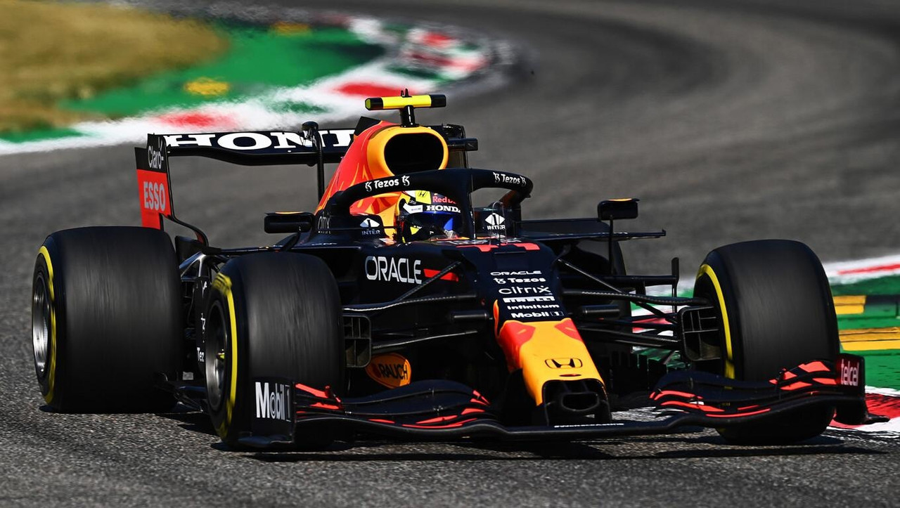 Red Bull ayuda a Checo Pérez para