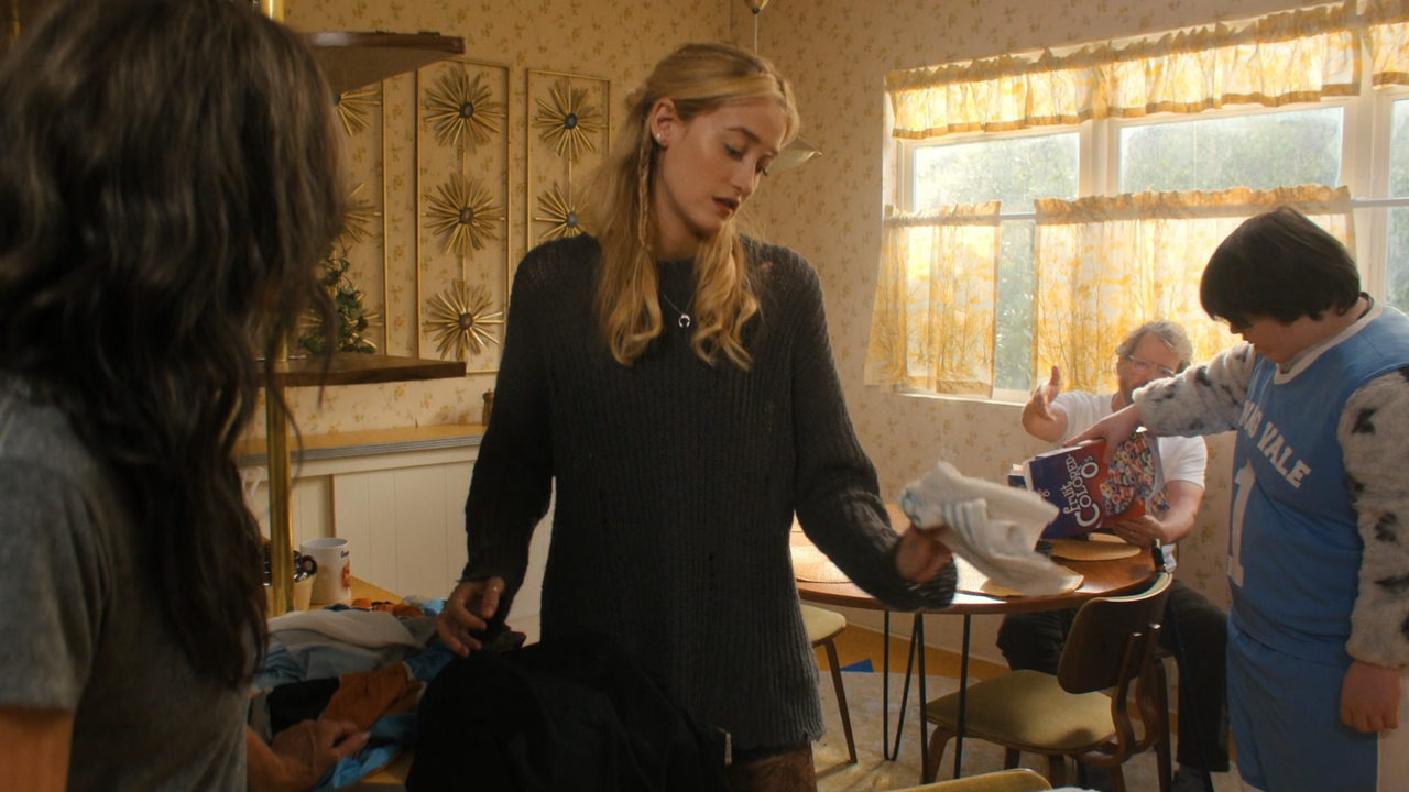 Shining Vale (2022) S02E02 Chapter Ten - She's Real (1080p AMZN WEB-DL x265 10bit EAC3 5.1).mkv_snap