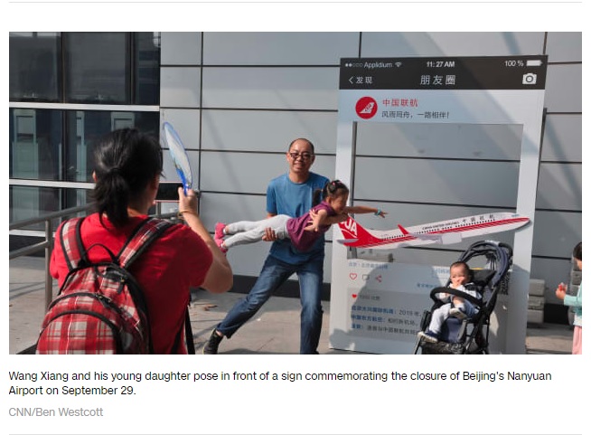 Wang bersama anak-anak dan pasangannya saat mengambil foto di Bandara Nanyuan Beijing.