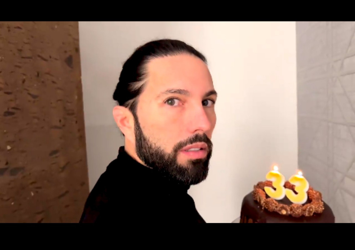 Poncho de Nigris sorprende a Marcela en su cumpleaños y sus hijos son sensación