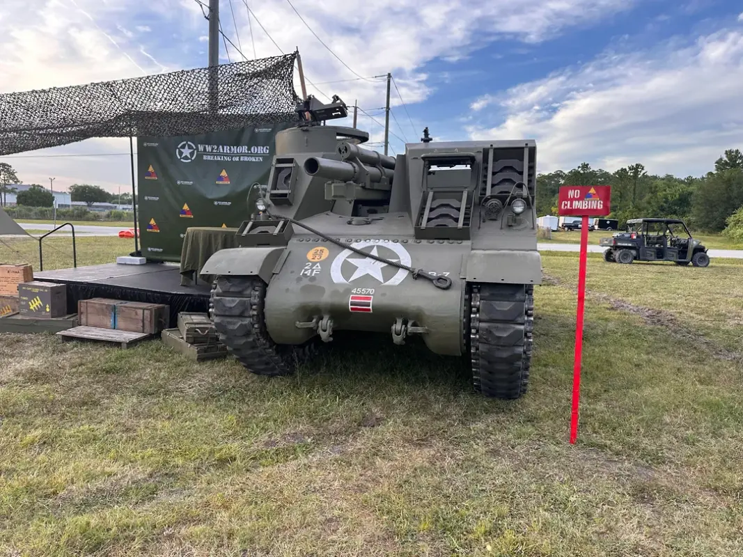 Les blindes dans les meeting WWII - Page 27 Over-a-dozen-world-war-ii-armored-fighting-vehicles-at-the-v0-deockjmipayc1