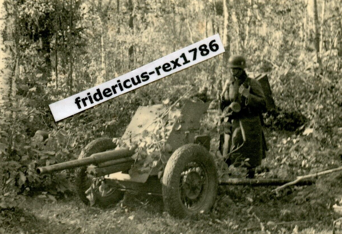 Foto WH Ostfront Stoßtrupp mit russ. Beute 45 Pak 53-K Panzerabwehrkanone1