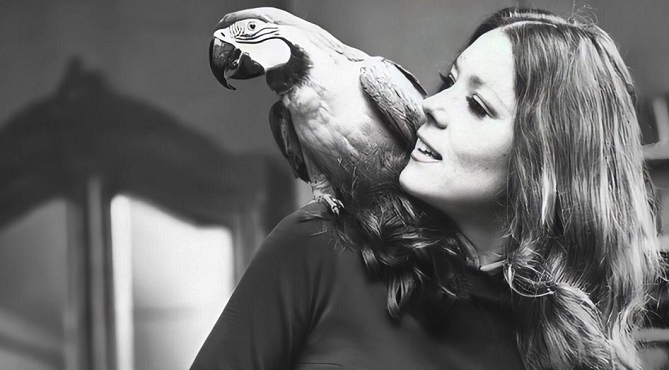 PARROT-DIANA-RIGG-1-A-FOTOR.jpg