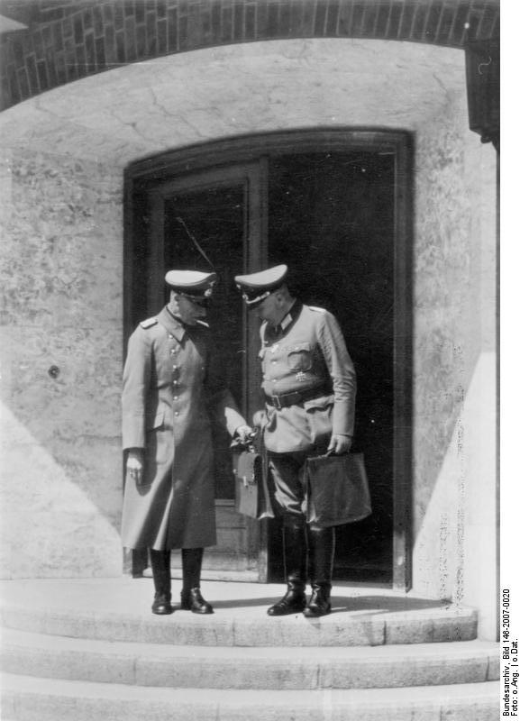 El mariscal de campo Wilhelm Ritter von Leeb frente a la entrada de la oficina de registro militar de Elbląg, Polonia