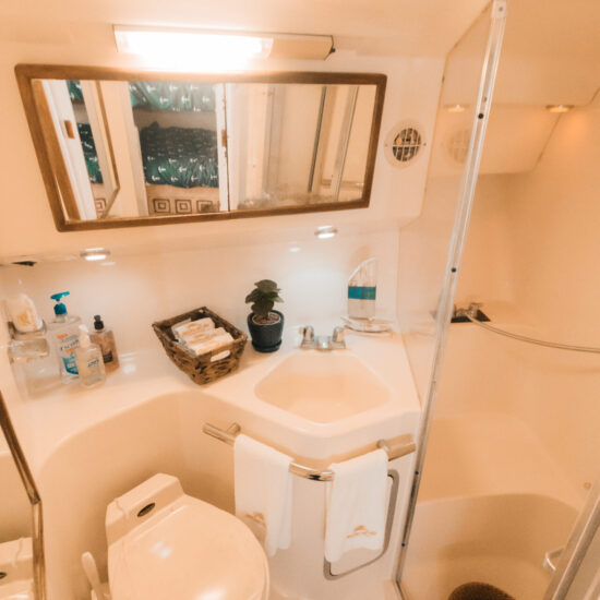 Tata 43 ft yacht rental Cancun - Kitchen and dining area with air conditioning and full amenities