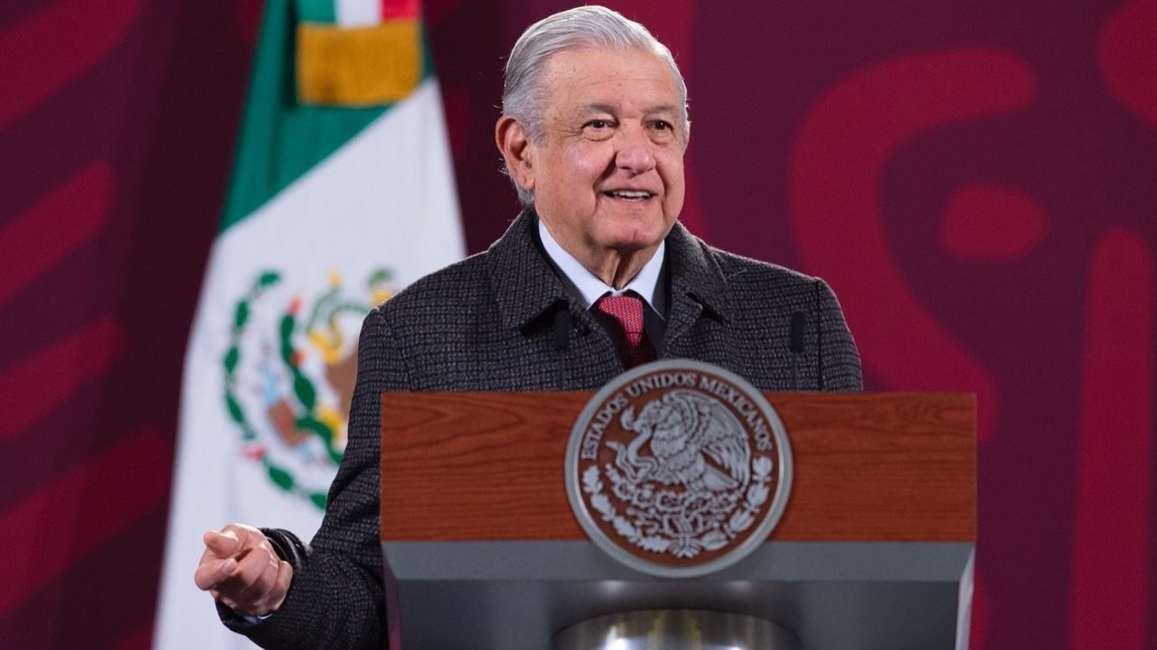 AMLO promete que el litio se va a quedar como propiedad de México pese a reforma