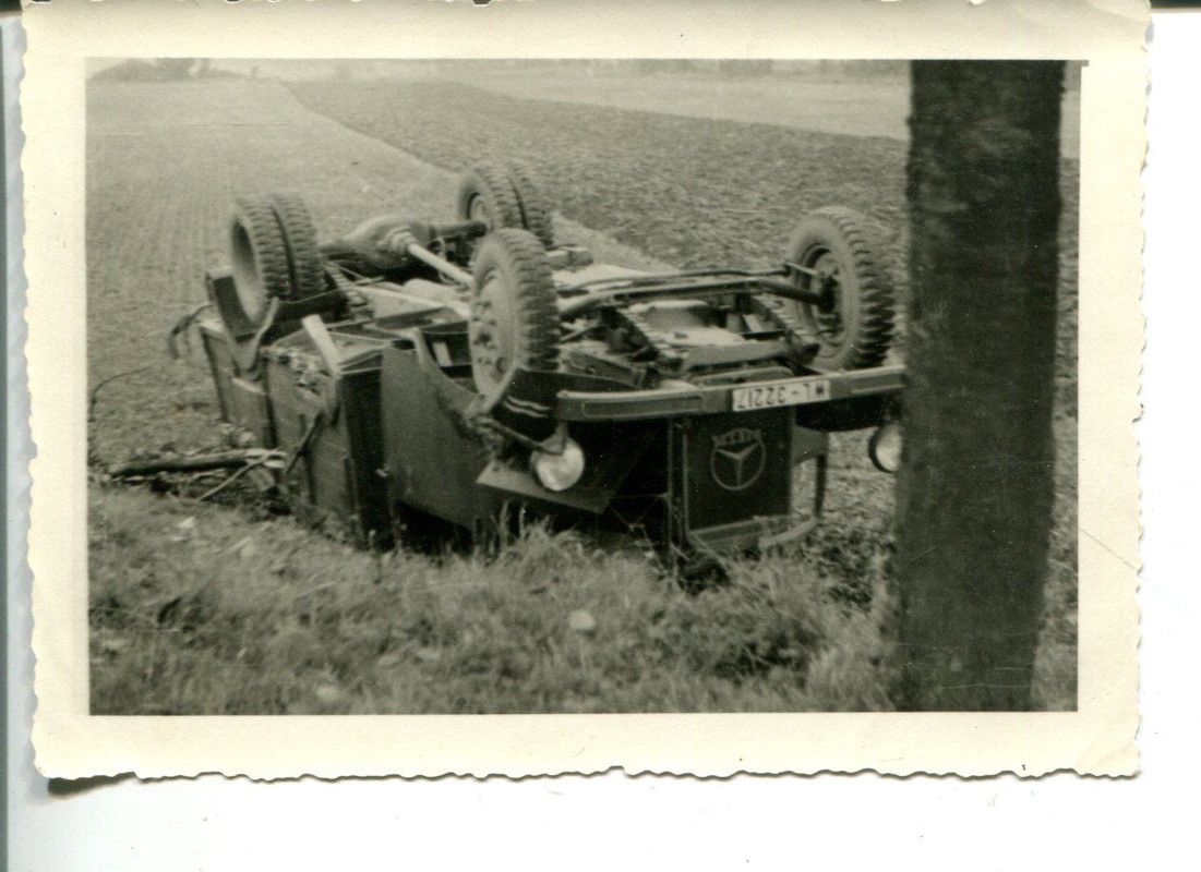 Orig.Foto Mercedes LKW Luftwaffe Unfall Überschl