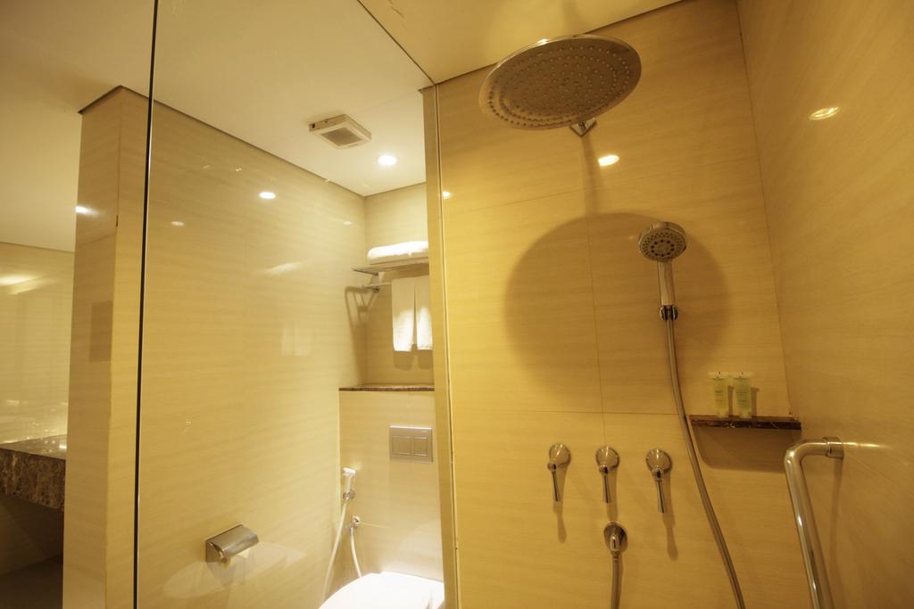 Fasilitas kamar mandi Hotel Santika Premiere Jogja
