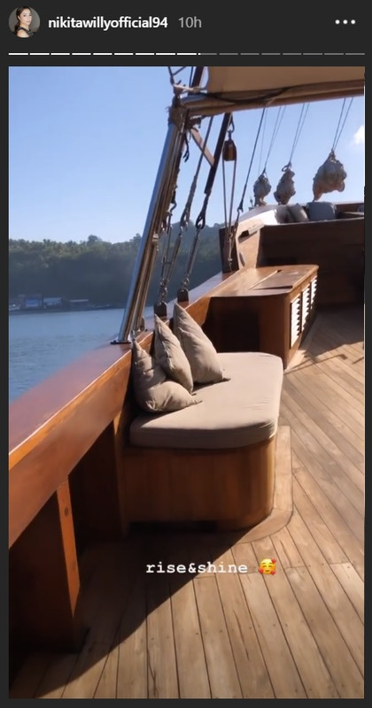 Nikita Willy menikmati suasana pagi di Pulau Banda Niera, Maluku Tengah