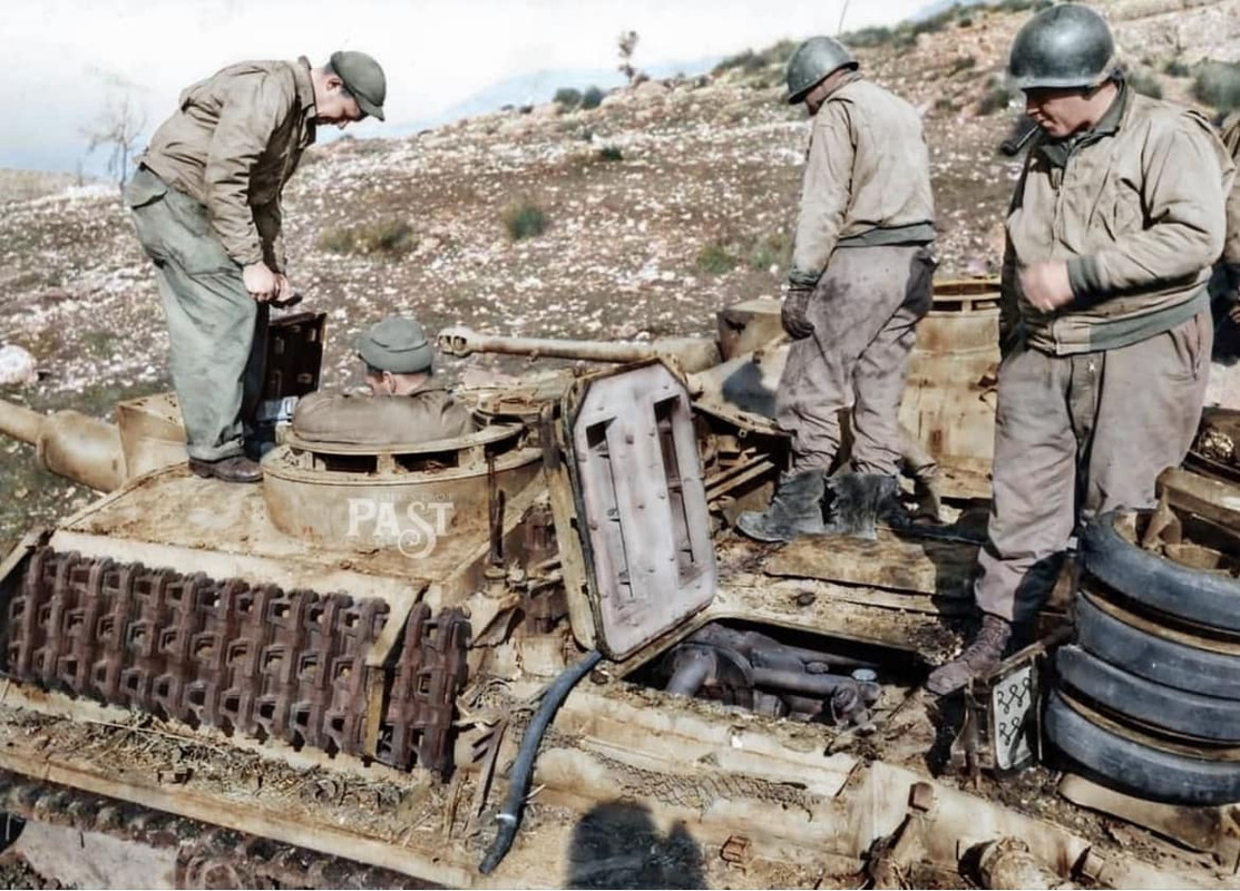 Photos colorisees  - Page 38 En-janvier-1944-des-soldats-du-6e-r-giment-d-infanterie-blind-e-inspectent-un-Stu-G-III-abandonn
