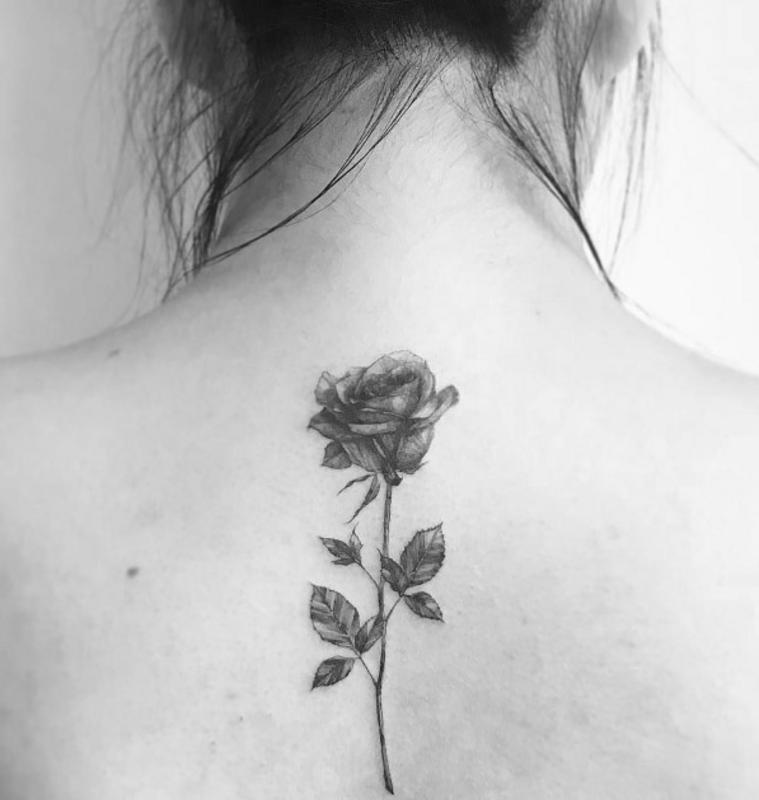 Black-and-white-flower-tattoo 512235 (10)