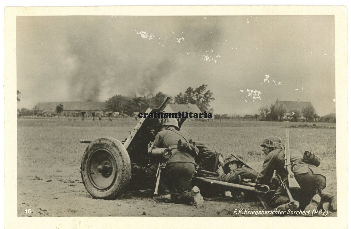 Orig. AK Foto Pionier-Stosstrupp mit PaK 36 Geschütz bei Angriff Kampf