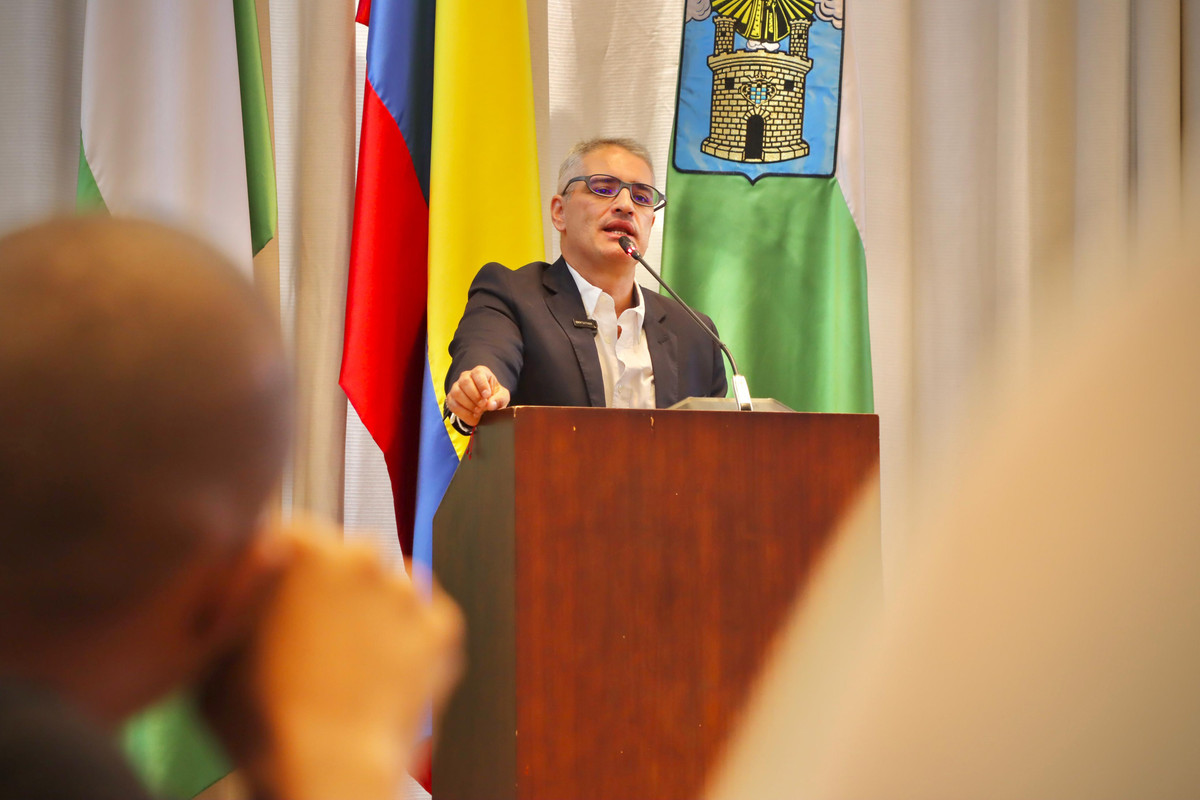Gobernador de Antioquia propone mayor autonomía fiscal para las regiones ante el Concejo de Medellín
