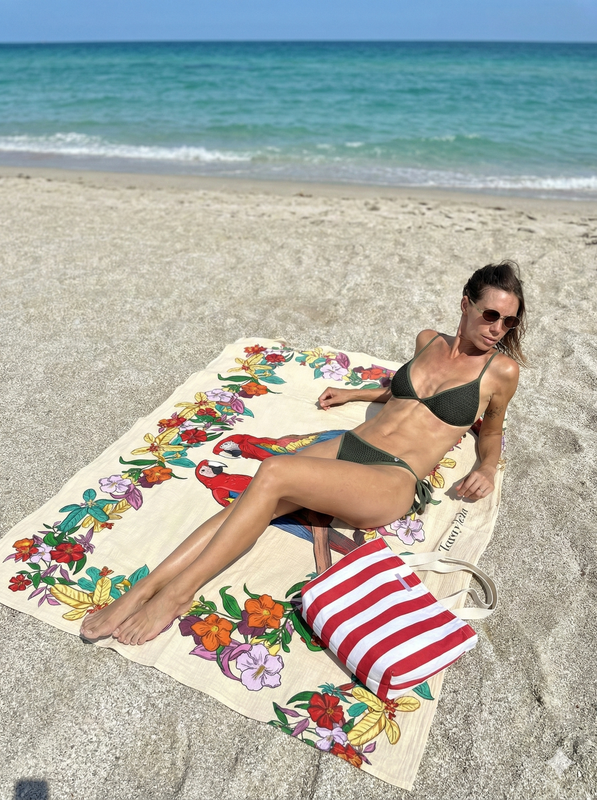 Guacamayo como manta en playa