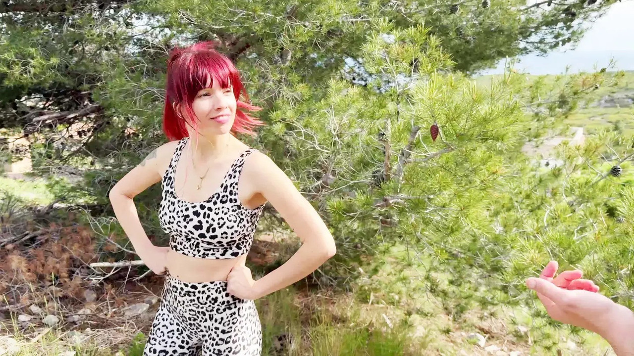 JacquieEtMichelTV 25 06 11 Chaarlene improvises in front of a voyeur