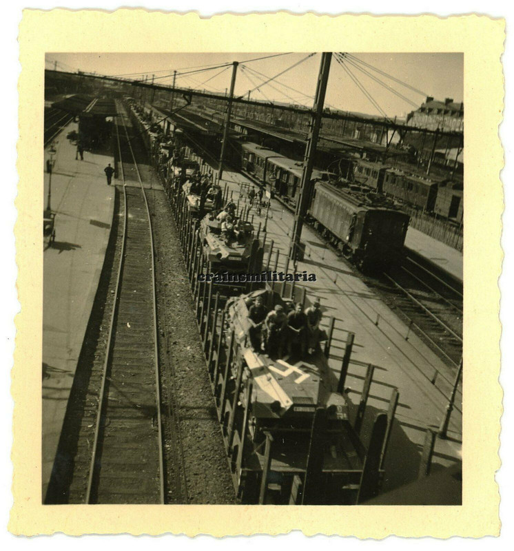 Orig. Foto SdKfz 251 Panzerspähwagen am Bahnhof VIERZON Cher Frankreich 1940