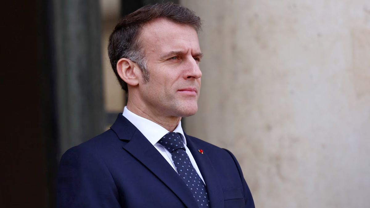 Retrato de perfil del presidente francés Emmanuel Macron con traje azul y corbata de puntos