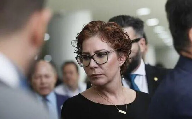 Câmara mantém mandato de Carla Zambelli
