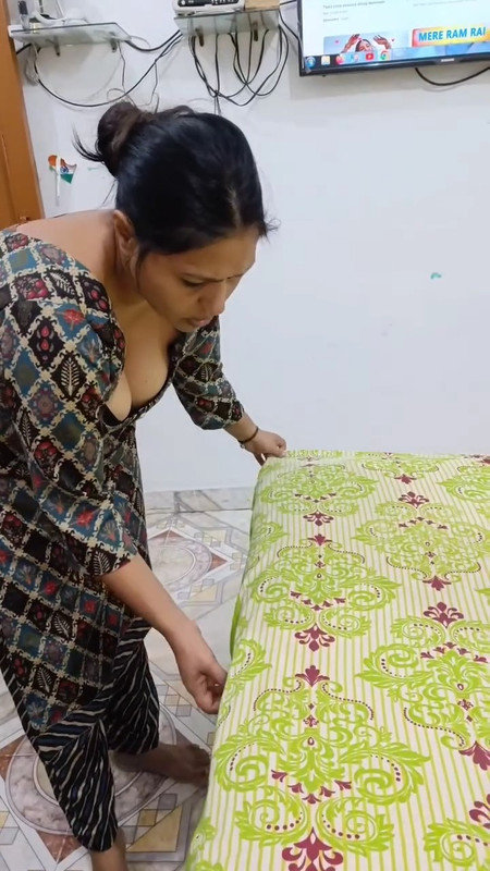 desi aunty wide downblouse cleavage show.mp4_snapshot_00.50.411