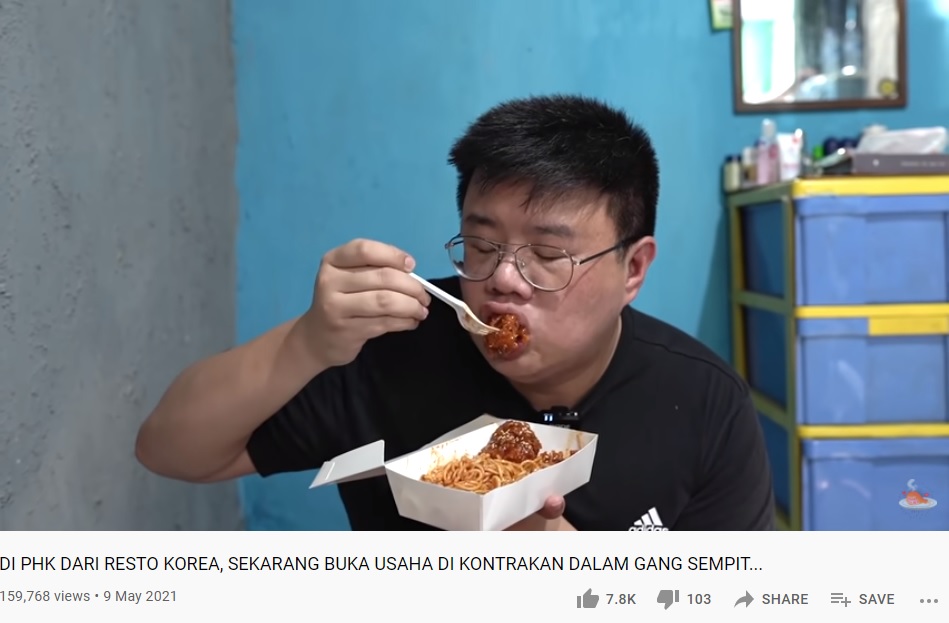 Felix saat mencoba menu Spc Noodle LODO di dalam kontrakan RJ Food.