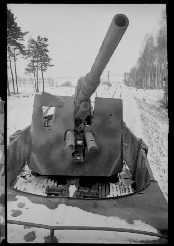 Артиллерийское орудие бронепоезда.