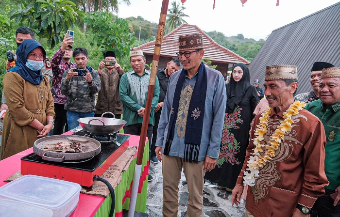 Potret Sandiaga Uno saat berbuka puasa di daerah Kabupaten Limboto, Provinsi Gorontalo, Sabtu (25/3/2023).