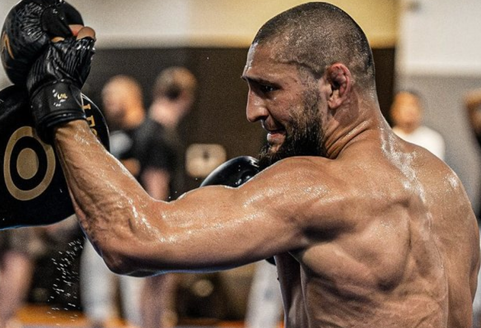 Хамзат Чимаев шокира с изпилена форма