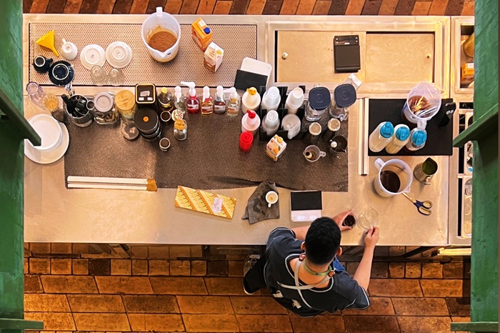 Meja bar di Tanatap Coffee Braga terlihat dari lantai 2.