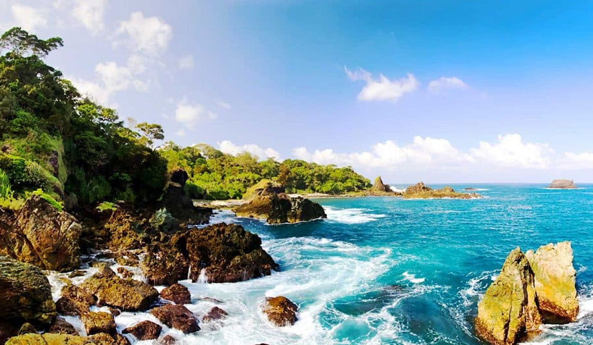 Pesona Keindahan Pantai Sawarna yang Sangat Menakjubkan