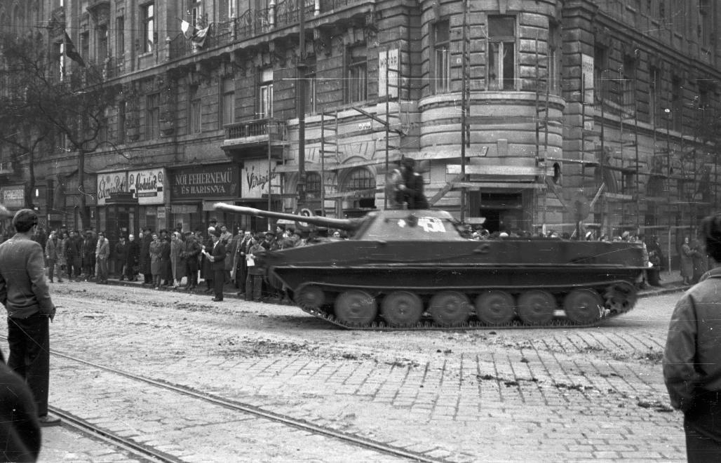 PT-76-felder-t-sz-harckocsi-a-szovjet-csapatok-budapesti-kivon-sa-idej-n.jpg