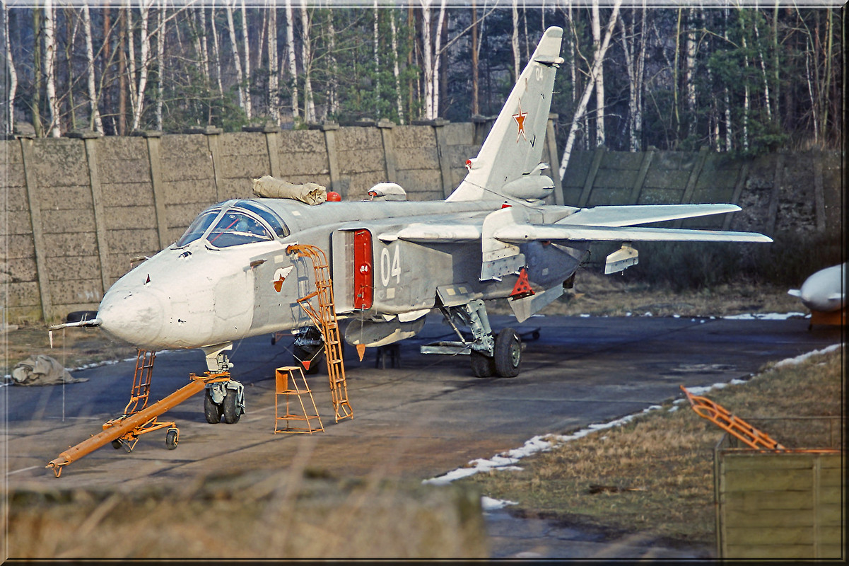 11 ORAP Su-24MR 04 White_0515324 (2)