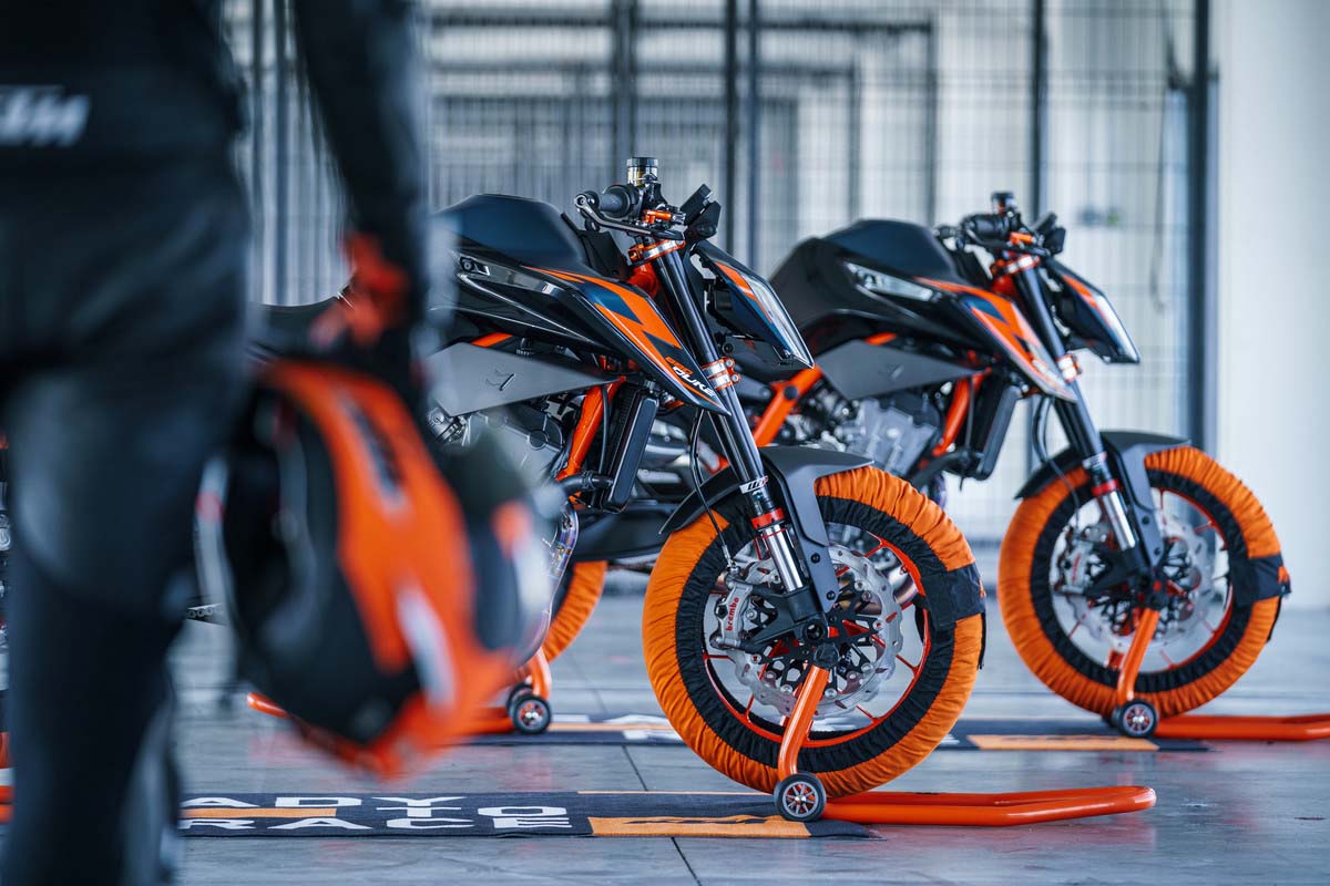 Новые расцветки KTM 890 Duke R 2022