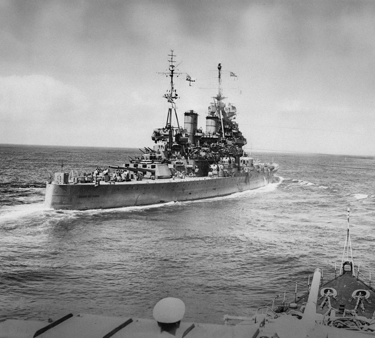 HMS-Duke-Of-York-en-la-bahia-de-Sagami-27-08-45.jpg